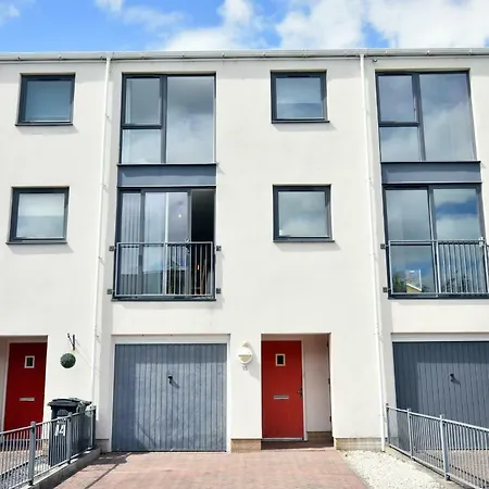 15 Pennant Place